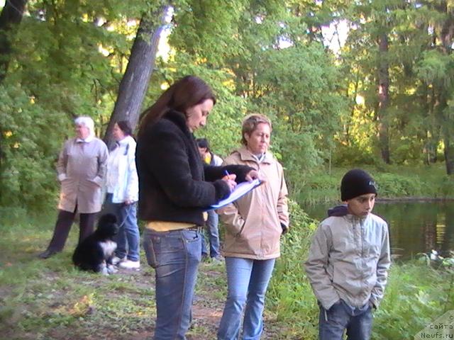 Фото: Kseniya Semikova (Ксения Семикова), Татьяна Яковлева, на заднем плане, под деревом слева, Galina Saryicheva (Галина Сарычева), Питерньюф Живанши с мамой.