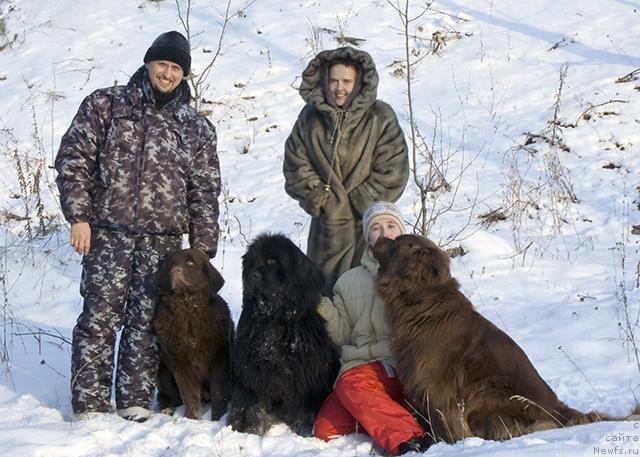 Фото: Andrey Larin (Андрей Ларин), ньюфаундленд Konfuciy (Конфуций), ньюфаундленд Ygan s Toyanova Gorodka (Юган с Тоянова Городка), Diana Larina (Диана Ларина), Nadejda Momot (Надежда Момот), ньюфаундленд Lesnaya Skazka Izol'da (Лесная Сказка Изольда), (Слева-направо)