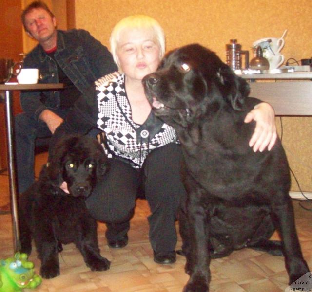 Фото: Elena Morozik (Елена Морозик), ньюфаундленд Lyubov' Zemnaya (Любовь Земная), ньюфаундленд Peter-Bear Ponki Rifer Sit (Петер-Беар Понки Рифер Сит)