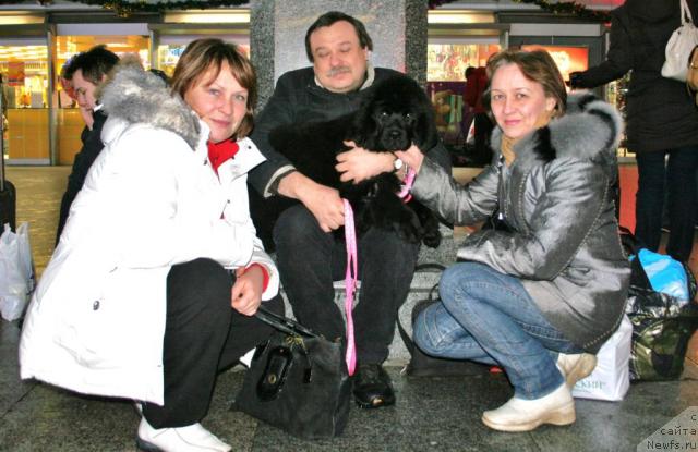 Фото: ньюфаундленд Beguschaya po Volnam Regatta Katti Sark (Бегущая по Волнам Регатта Катти Сарк), Natal'ya Fedosova (Наталья Федосова), Aleksandr Krasin'kov (Александр Красиньков), Ol'ga Koroleva (Ольга Королева)