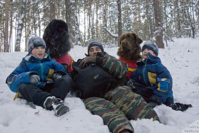 Фото: ньюфаундленд Ygan s Toyanova Gorodka (Юган с Тоянова Городка), ньюфаундленд Lesnaya Skazka Izol'da (Лесная Сказка Изольда), Igor' Momot (Игорь Момот)
