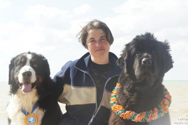 Фото: Ol'ga Braslavskaya (Ольга Браславская), Хундяр (Уран) и Уля, ньюфаундленд Funnewf Uletnaya Devchenka (Фанньюф Улетная Девчонка)